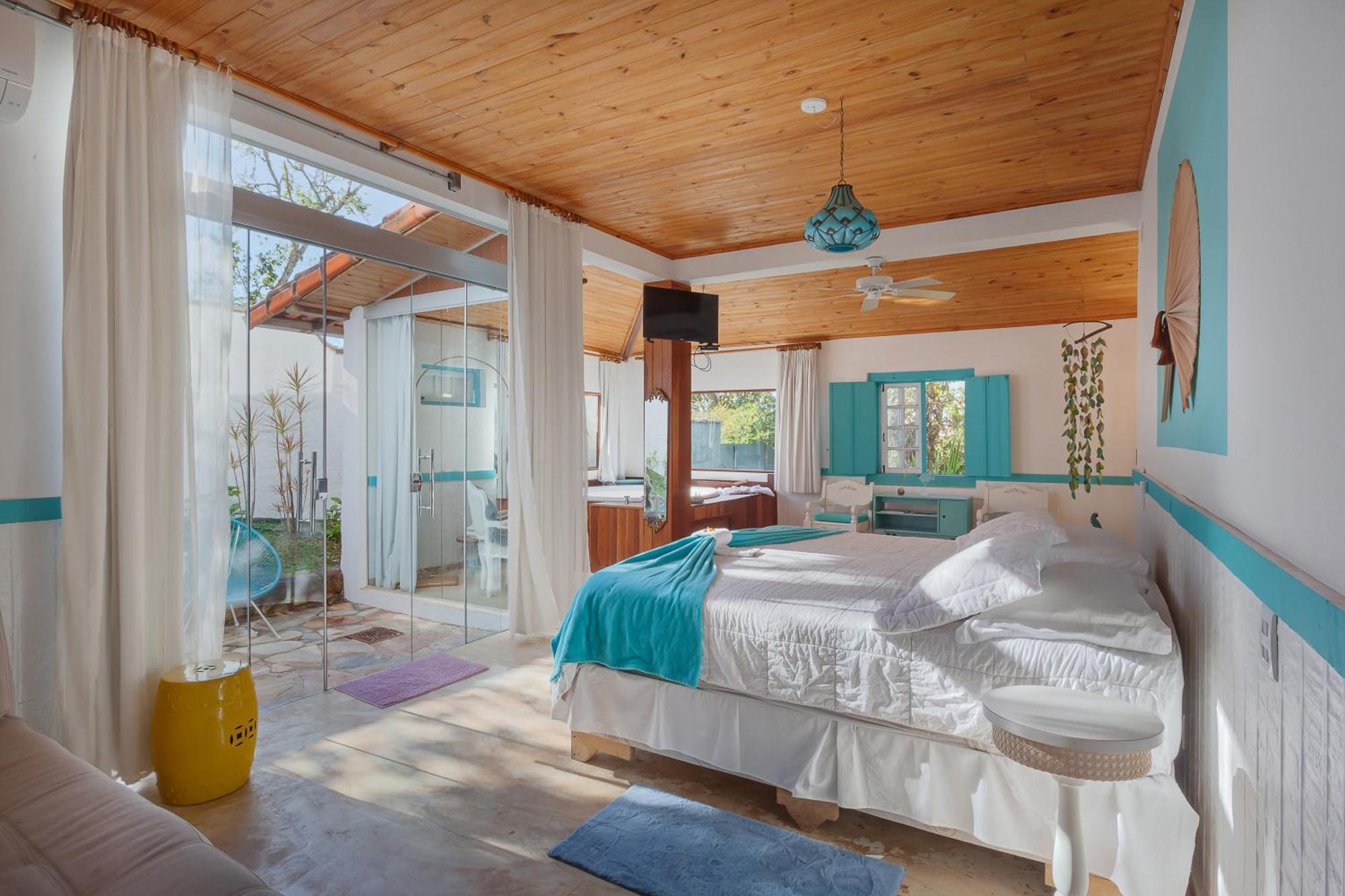Quarto com Cama King-size e Banheira de Hidromassagem
